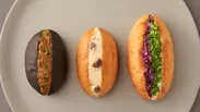 「セバスチャンのコッペパン」(左から)カレー／ラムレーズンホワイトチョコバター／紫キャベツとブロッコリー＆ポテトサラダ