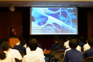 工学院大学附属中学校・高等学校の生徒が、東京薬科大学教授らから指導を受ける(2021年6月、7月実施の様子1)