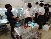 工学院大学附属中学校・高等学校の生徒が、東京薬科大学教授らから指導を受ける(2021年6月、7月実施の様子2)