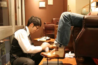 靴磨き中の様子