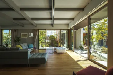 「大きな窓」がもたらす癒しの大空間リビング