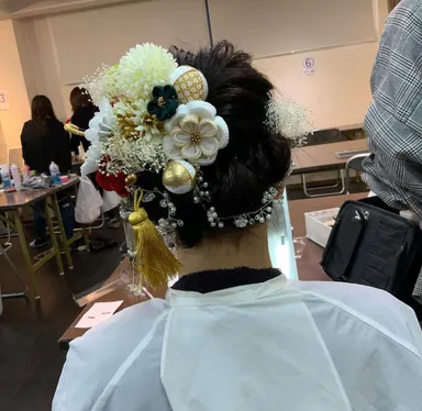 フリーランス美容師による成人式へアメイク時の様子