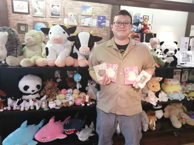 店内にてクッキーを持った代表山口