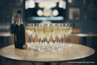 シャンパーニュは、パリの北東に位置するフランスのシャンパーニュ地方で作られたものでなければ、シャンパーニュとは呼べません