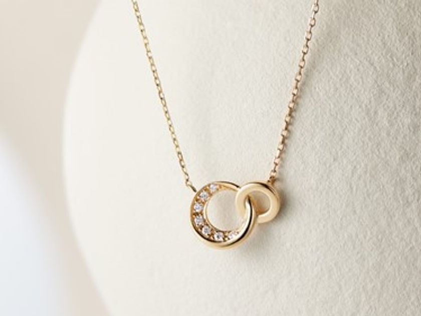 ~ 寄り添う年月が育んだ揺るぎない絆を、その胸に。~
新作アニバーサリージュエリー『Meliris (メリリス)』
2021年11月19日(金)数量限定発売