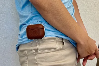 ベルトが無くても使用出来るメタルホルスター