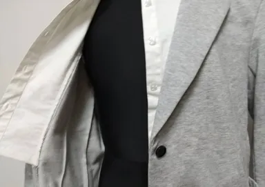 シャツはフロントの見える部分だけ