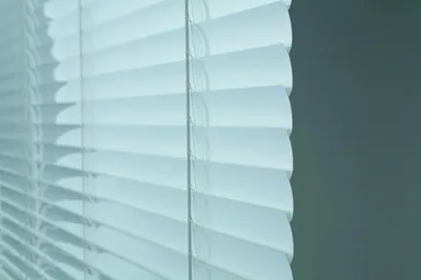 スラットの重なりは大きめ