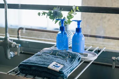 爽やかなロイヤルブルーのボトリング