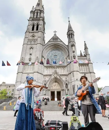 アーティストによる会場内での生演奏