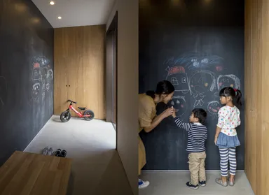 玄関に黒板があるので、近所のお友達も利用しやすい