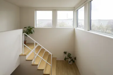 明るい陽射しが入る階段スペースも子どもたちの居どころ