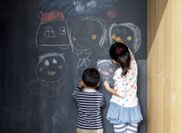 子どもたちが思いのままに落書きができる黒板