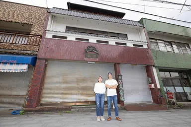 夫婦で店舗前にて