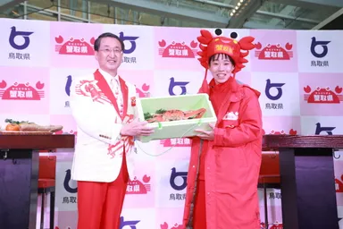 平井知事と入江選手