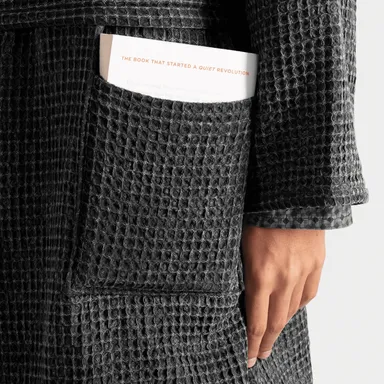 フード、ポケット付きのローブ