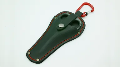 携帯に便利な専用革ケース付き