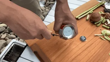 缶切り 缶詰を開ける