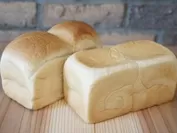 (左)焼き食パン(右)生食パン