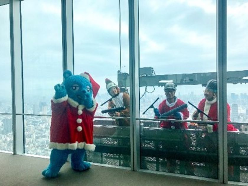 日本一高いビル「あべのハルカス」で
サンタクロースやトナカイが窓拭き！
～１２月１日（水）から２２日（水）までのうち
９日間実施します～