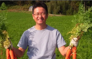 収穫する当社代表の山本