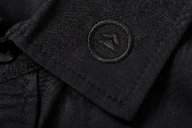 襟先の家紋刺繍