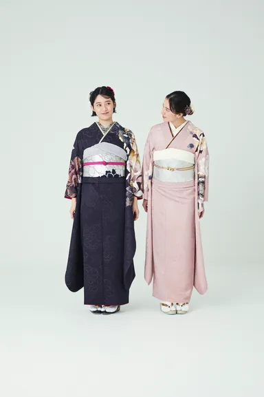 左：振袖「牡丹の記憶」／右：振袖「夢見草舞う」