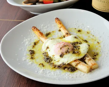 ホワイトアスパラと目玉焼きトリュフの香りで