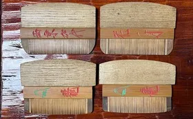 返礼品：ツゲの櫛 ケース付(7,000円) 蔵で保管されたいた古いもの、芸者さん用のツゲの櫛をお送りいたします。ケース付き。