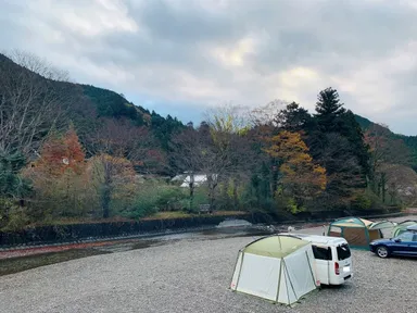 川沿いの自然豊かなキャンプ場