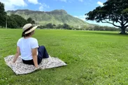 ハワイアン風呂敷を敷いてダイヤモンドヘッドを眺め休憩中のスタッフ。カピオラニ公園。