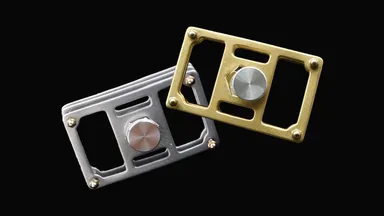 バックルは真鍮とアルミの2種類から選べる