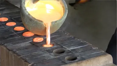 馬具製造の伝統的な鋳造技術で造るバックル