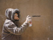 モンキー・マスクのバンクシー Banksy, Monkey Mask Session(Tag) 2003年　(C)Photographed by James Pfaff