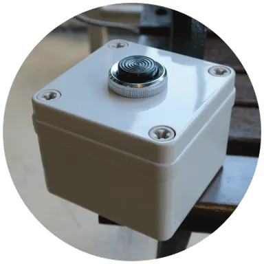 ベンチの両脇には 謎のスイッチが…