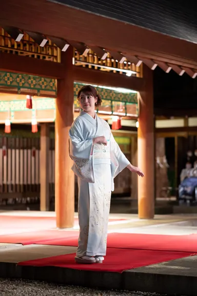 社殿をステージに和楽器の演奏と共に