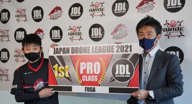 PROクラス年間成績1位を受賞した上関風雅選手(左)とJDL代表理事の高橋亨氏(右)