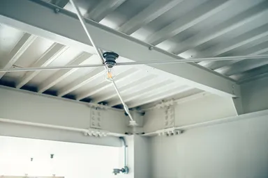 構造体を見せリノベーションの面白さを演出。