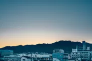 屋上からは北に六甲山、南に神戸湾を望む。