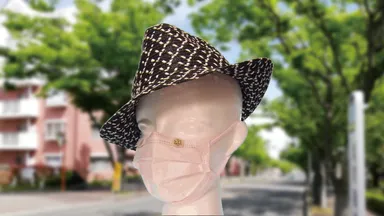 ピンクのマスクに付けた「はなピン」