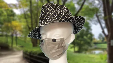 グレーのマスクに付けた「はなピン」