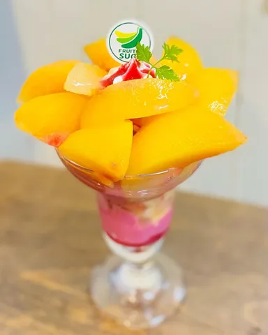 スモモまるごとパフェ“シナノパール”