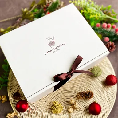 お届け例03：可愛いリボン付きの配送箱