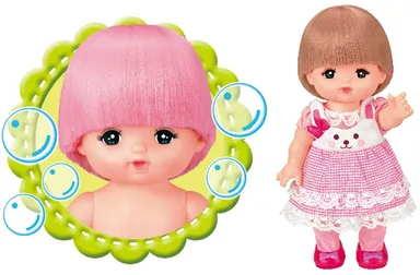 メルちゃんの髪の毛はお湯につけるとピンク色に変わります