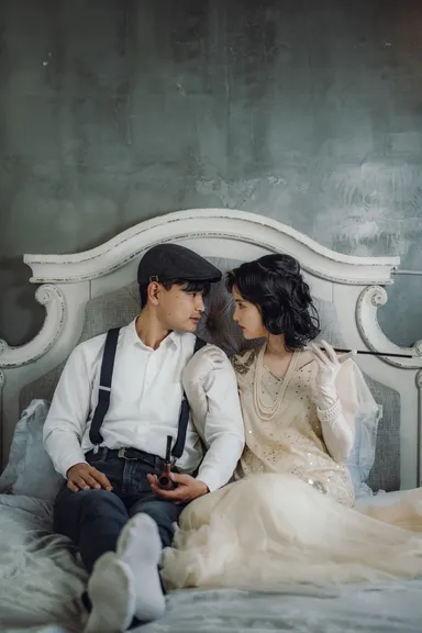 ベッドルームでのドラマチックなカット