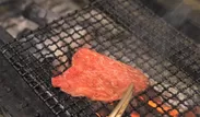 コンテンツ例5(炭火で肉を炙る)