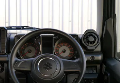 ジムニーらしい無骨なデザイン