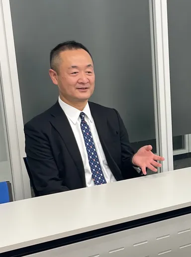 取材を受ける甲さん