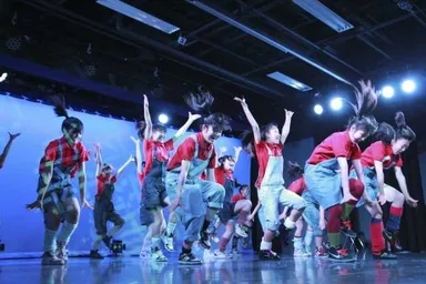 ステージでのダンス発表風景