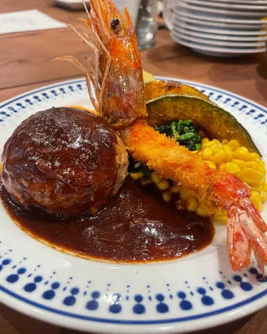 ハンバーグステーキとえびフライ